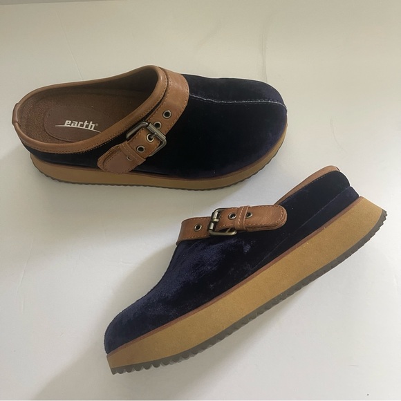EARTH Lyra Navy Velvet clogs with buckle • size 7 - Picture 5 of 12